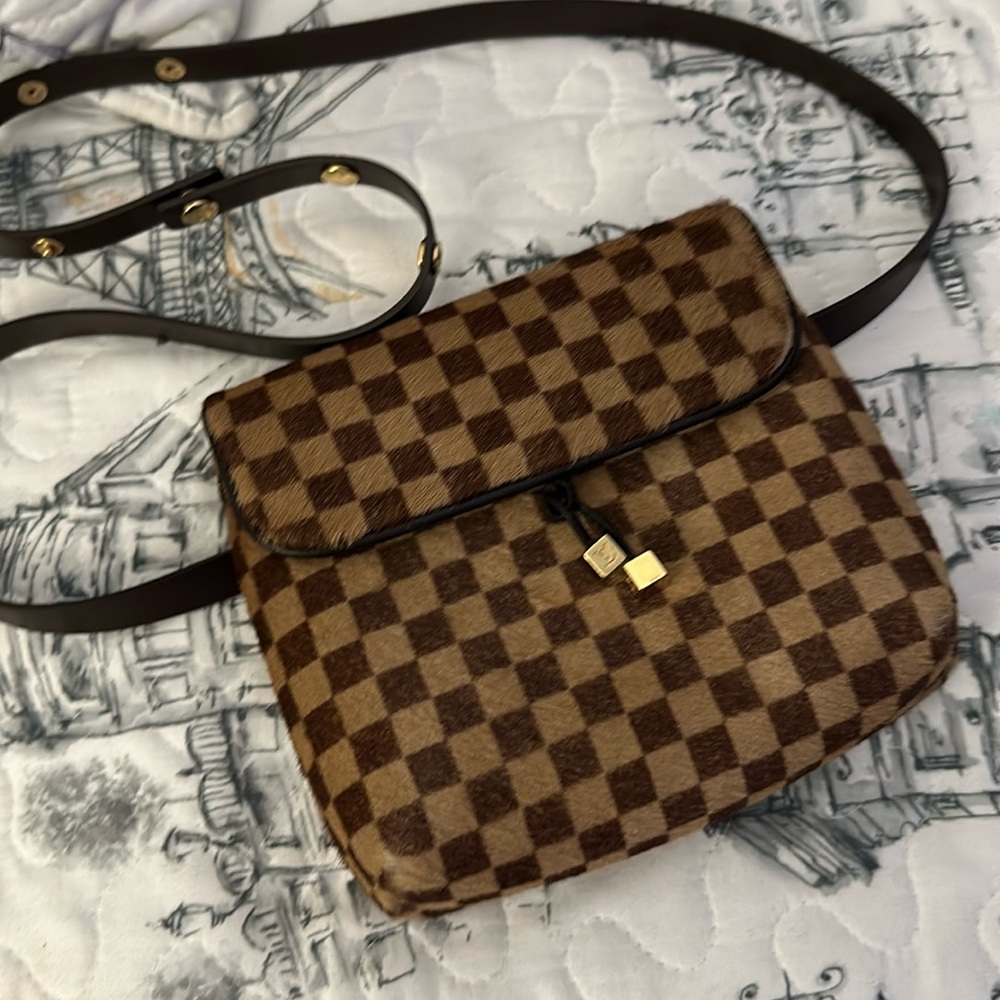 AUTHENTIC Preloved Louis Vuitton Gazelle pochette in excellent condition